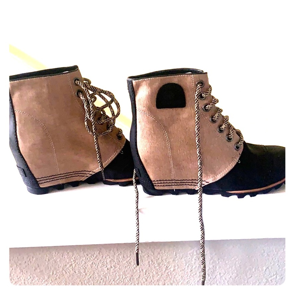 Unworn Sorel Joan of Arctic wedged booties